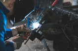 焊接操作机：高效、精准的金属连接工具